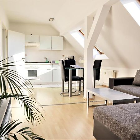 Kuschelige Dachgeschosswohnung Am Clarapark Leipzig Eksteriør bilde