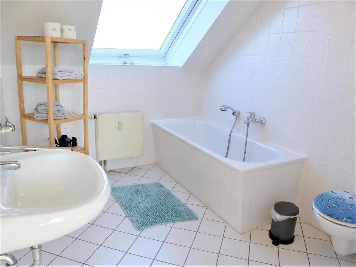 Kuschelige Dachgeschosswohnung Am Clarapark Leipzig Eksteriør bilde